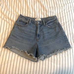 Abercrombie & Fitch Curve Love 90s Cut Off Shorts
